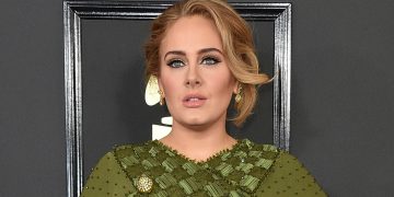 Singer Adele at the 59th annual Grammy Awards on Sunday, Feb. 12, 2017, in Los Angeles.
en la foto : vestida por la firma " Givenchy Haute Couture "