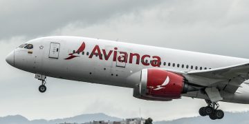 (FILES) In this file photo taken on August 28, 2019, an aircraft of Colombian company Avianca lands at El Dorado International Airport in Bogota. - Avianca, the second largest airline in Latin America, filed for bakruptcy in the United States on May 10, 2020, to reorganize its debt "due to the unpredictable impact of the pandemic" on its business. (Photo by Juan BARRETO / AFP)