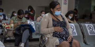 TIJUANA, BAJA CALIFORNIA, 07MAYO2021.- Mujeres embarazadas acudieron al Hospital Materno Infantil para aplicarse la vacuna contra el Covid-19. De acuerdo a información oficial, fueron aplicadas 203 vacunas Pfizer. FOTO: OMAR MARTÍNEZ /CUARTOSCURO.COM