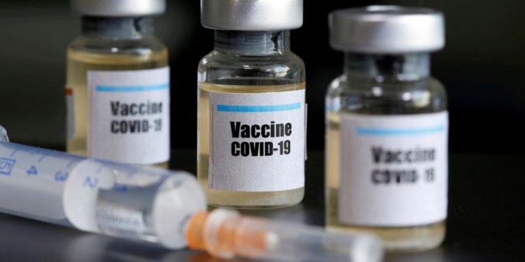 FOTO DE ARCHIVO: Pequeños frascos etiquetados con la etiqueta "Vacuna COVID-19" y una jeringuilla se ven en esta ilustración tomada el 10 de abril de 2020. REUTERS/Dado Ruvic/Ilustración
