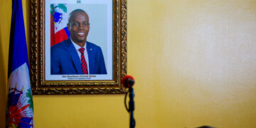 Fotografía de un cuadro con una fotografía del presidente haitiano asesinado el 7 de julio Jovenel Moise hoy en Puerto Príncipe (Haití). EFE/ Jean Marc Hervé Abélard