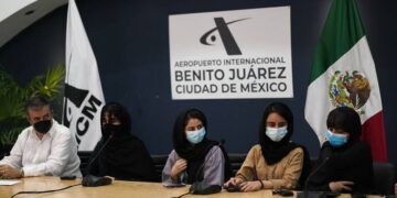Mujeres afganas en el aeropuerto de México agradecen al país