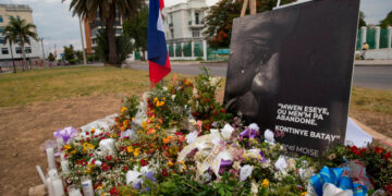 Fotografía de un altar con flores como homenaje al presidente Jovenel Moise, asesinado en su domicilio, frente al Palacio Nacional, en Puerto Príncipe (Haití). EFE/ Orlando Barría