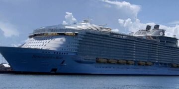 El crucero 'Symphony of the Seas' es el más grande de su tipo. (Foto: CNN en Español)