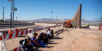 Foto:AFP  2019. donde migrantes salvadoreños esperan que llegue un transporte después de entregarse a la Patrulla Fronteriza de los Estados Unidos, cerca del muro fronterizo en construcción en El Paso, Texas.