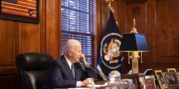 Joe Bidend durante la llamada telefónica. (Foto: Casa Blanca)