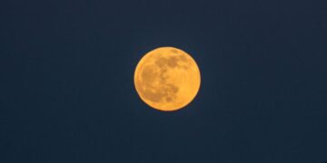 La luna del lobo. (Foto: Wassilios Aswestopoulos/NurPhoto via Getty Images)