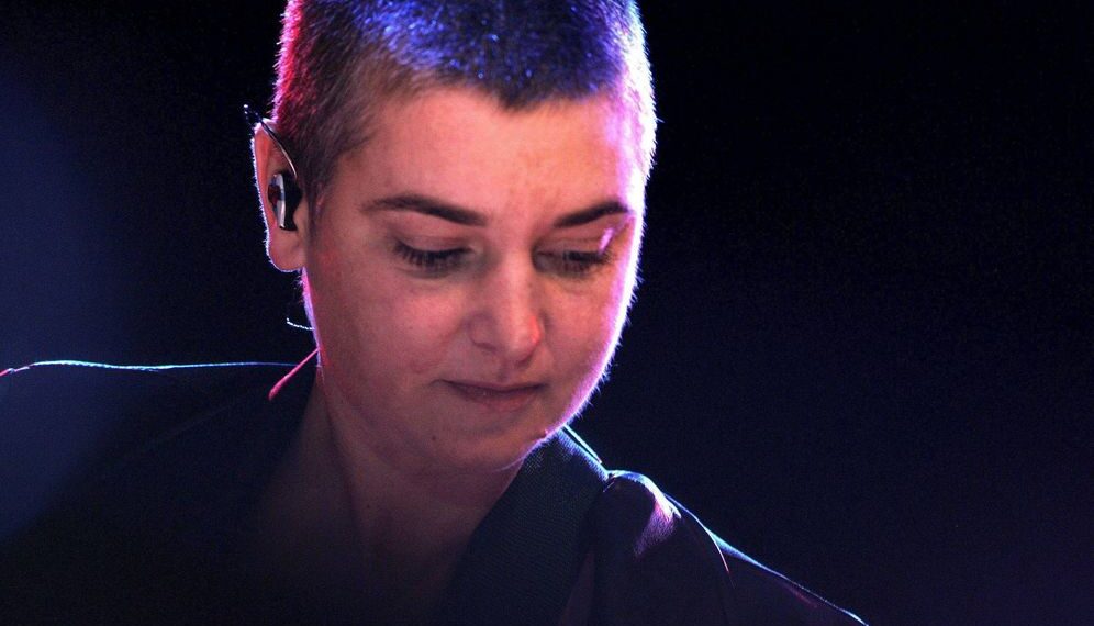 Sinéad O'Connor, en un concierto. (EFE/Foto: Adam Warzawa)