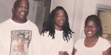 Kendrick Johnson con sus padres Kenneth y Jackie. (Foto: Familia Johnson)