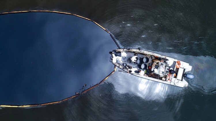 Vista del mar contaminado de petróleo. FOTO:EFE