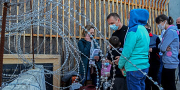 Un grupo de familias de Rusia y Ucrania esperan para solicitar Asilo Político, en la garita de San Ysidro, frontera con Estados Unidos, en la ciudad de Tijuana, estado de Baja California (México) 11 Marzo de 2022. EFE