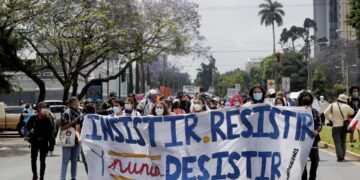 Organizaciones sociales y de diversidad sexual marcharon hacia el Congreso de Guatemala, durante una manifestación en contra de la ley denominada Ley Para la Protección de la Vida y la Familia, en Ciudad de Guatemala (Guatemala). EFE/ Esteban Biba