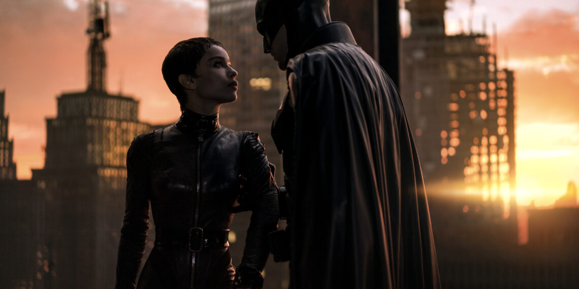 Fotograma cedido por Warner Bros. donde aparecen Zoe Kravitz como Catwomen y Robert Pattinson como Batman, durante una escena de la película "The Batman" que estrena este fin de semana en las salas de cine. EFE/Jonathan Olley/Warner Bros.