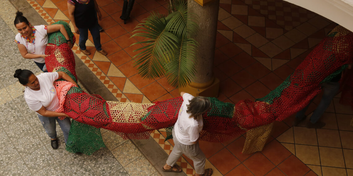 Mujeres del colectivo "Cielo tejido", tejen parte de un crochet, el 3 de marzo de 2022, en la localidad de Etzatlán, en el estado de Jalisco (México). EFE/ Francisco Guasco