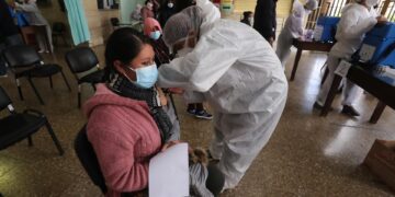 Una mujer recibe la vacuna contra la covid-19 en La Paz (Bolivia), en una fotografía de archivo. EFE/Martín Alipaz