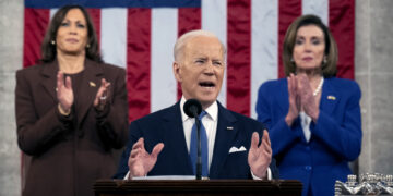 El presidente Joe Biden pronuncia su discurso sobre el Estado de la Unión ante una sesión conjunta del Congreso en el Capitolio, el martes 1 de marzo de 2022, en Washington. (Saul Loeb, Piscina vía AP)