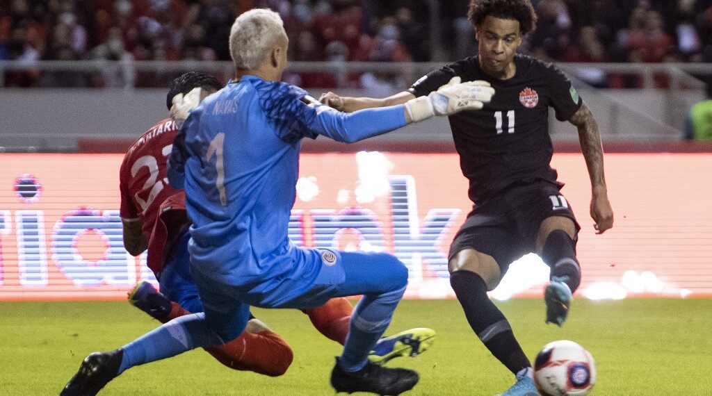 Costa Rica's goalkeeper Keylor Navas (L) vies for the ball with Canada's Tajon Buchanan  (R) during their FIFA World Cup Qatar 2022 Concacaf qualifier match at the National Stadium in San Jose, on March 24, 2022. (Photo by Ezequiel BECERRA / AFP)