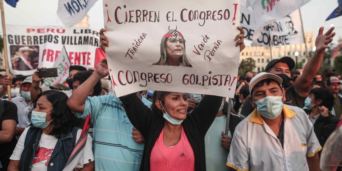 Cientos de manifestantes protestan contra el Congreso y el gobierno del presidente del Perú Pedro Castillo, hoy en el centro Lima (Perú). EFE/Aldair Mejía