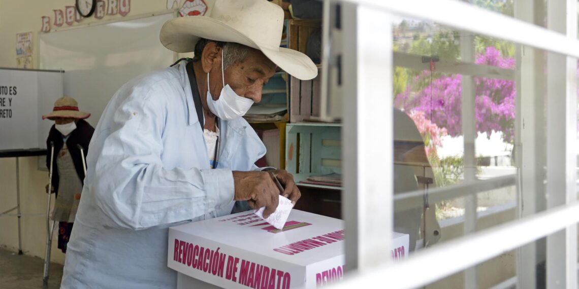 Personas emiten su voto en el proceso de consulta de revocación de mandato hoy, en la ciudad de Puebla (México). EFE/ Hilda Ríos