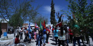 Migrantes de diferentes nacionalidades escenifican hoy el viacrucis, en Ciudad Juárez, estado de Chihuahua (México). EFE/Luis Torres