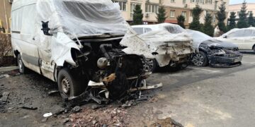 Estado en el que se encuentran varios vehículos de Sofiivska Borschahivka, un pueblo situado al oeste de Kiev, próximo a las zonas ocupadas por Rusia, en una imagen del pasado viernes. EFE/ Sara Gómez Armas