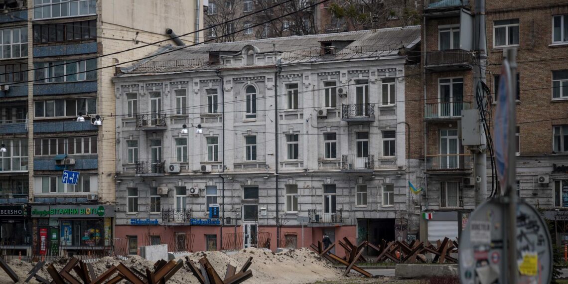 Fotografía de barricadas de arena y metal son vistas en una calle, hoy en Kiev (Ucrania). EFE/ Miguel Gutiérrez