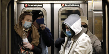 epa08982587 People wear face masks at the Columbus Circle Subway Station in New York, New York, USA, 02 February 2021. The US Center for Disease Control has issued an order that requires face masks to be worn by all travelers while on public transportation (which includes all passengers and all personnel operating conveyances). People must wear masks that completely cover both the mouth and nose while awaiting, boarding, disembarking, or traveling on airplanes, ships, ferries, trains, subways, buses, taxis, and ride-shares as they are traveling into, within, or out of the United States and U.S. territories.  EPA/Peter Foley 
Dostawca: PAP/EPA.