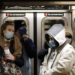 epa08982587 People wear face masks at the Columbus Circle Subway Station in New York, New York, USA, 02 February 2021. The US Center for Disease Control has issued an order that requires face masks to be worn by all travelers while on public transportation (which includes all passengers and all personnel operating conveyances). People must wear masks that completely cover both the mouth and nose while awaiting, boarding, disembarking, or traveling on airplanes, ships, ferries, trains, subways, buses, taxis, and ride-shares as they are traveling into, within, or out of the United States and U.S. territories.  EPA/Peter Foley 
Dostawca: PAP/EPA.