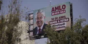 Fotografía que muestra un anuncio en apoyo a la consulta de revocación del presidente de México, Andrés Manuel López Obrador, el 26 de marzo de 2022, en Ciudad de México (México). EFE/ Isaac Esquivel