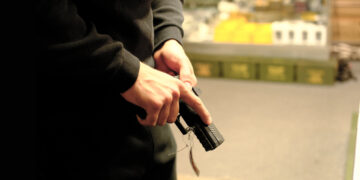 Un cliente prueba un revólver en una armeríaen Burbank, California (EE.UU.). EFE/Guillermo Azábal/Archivo