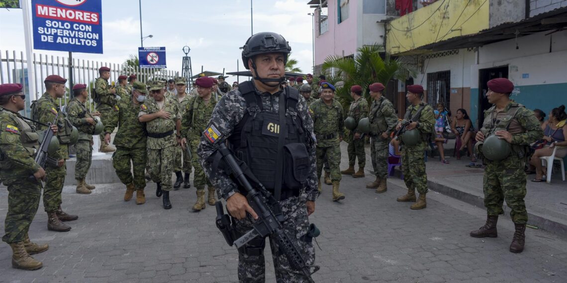 Militares ecuatorianos realizan operativos con fin de contrarrestar hechos delictivos y de violencia, durante el primer día de estado de excepción, en Guayaquil (Ecuador), este 30 de abril de 2022. EFE/Mauricio Torres