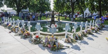 Personas colocan flores y mensajes en las cruces con los nombres de las víctimas de un tiroteo masivo en la escuela primaria Robb en Uvalde, Texas (EE.UU.), este 26 de mayo de 2022. EFE/EPA/Tannen Maury