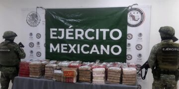 Fotografía cedida hoy por la Secretaría de la Defensa,(SDN) donde se observa a dos soldados al resguardo de cocaína incautada en el municipio de Allende, Nuevo León (México). EFE/ Secretaría de la Defensa