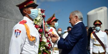 El presidente de México, Andrés Manuel López Obrador, fue registrado este domingo al hacer una ofrenda floral al Héroe Nacional cubano José Martí, en la Plaza de la revolución, en La Habana (Cuba). EFE/Yamil Lage/Pool
