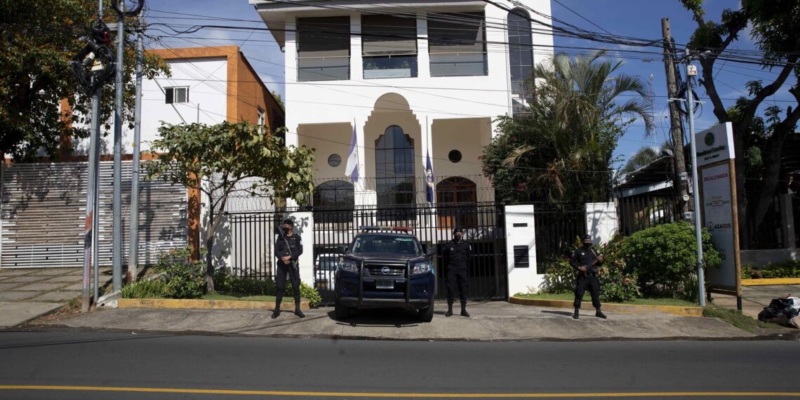 Agentes de la policía nacional resguardan las oficinas de la Organización de Estados Americanos (OEA), el 24 de abril, en Managua (Nicaragua). EFE/ Jorge Torres