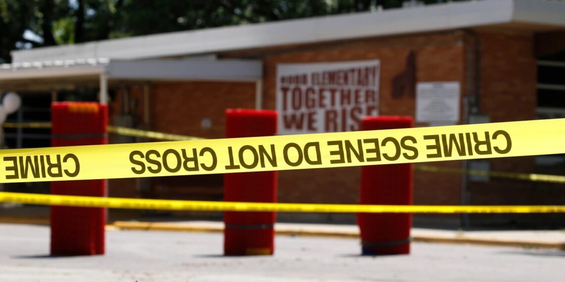 Vista general de la Escuela Primaria Robb tras el tiroteo masivo de ayer 25 de mayo de 2022 en Uvalde, Texas, Estados Unidos.  (Foto de John Lamparski/NurPhoto vía AP)