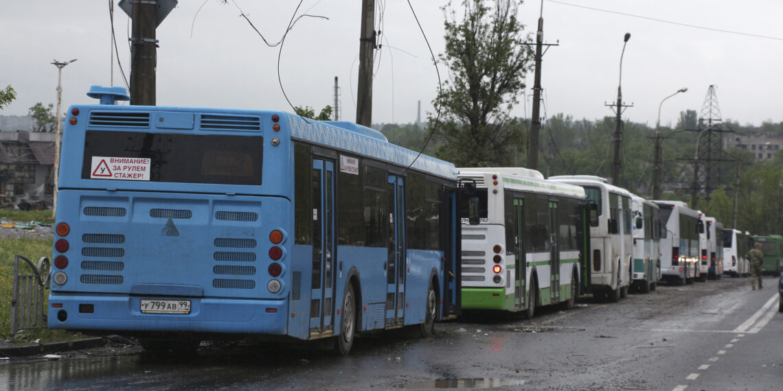 Autobuses esperan a militares ucranianos para ser trasladados a una prisión en Olenivka
Créditos: CNN en español
