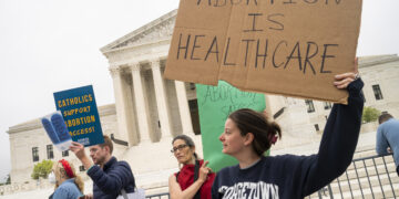 Manifestantes protestan a favor del aborto, este 3 de mayo de 2022, a las afueras de la sede del Tribunal Supremo de EE.UU., en Washington. EFE/Shawn Thew