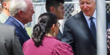 El presidente de Estados Unidos, Joe Biden, y su esposa, Jill, visitan, este 29 de mayo de 2022, la escuela primaria Robb de Uvalde (Texas). EFE/Tannen Maury