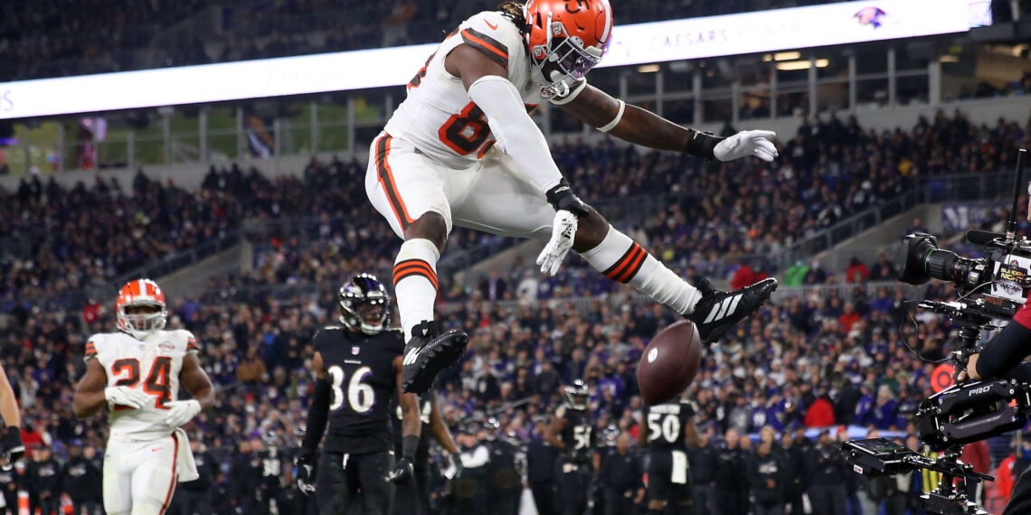 Cleveland Browns tight end David Njoku celebrates after scoring a touchdown against the Baltimore Ravens in the second half.
