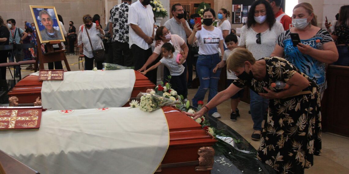 La comunidad Jesuita ofició hoy, una misa de cuerpo presente a los dos religiosos asesinados, en la ciudad de Chihuahua (México). EFE/ Luis Torres