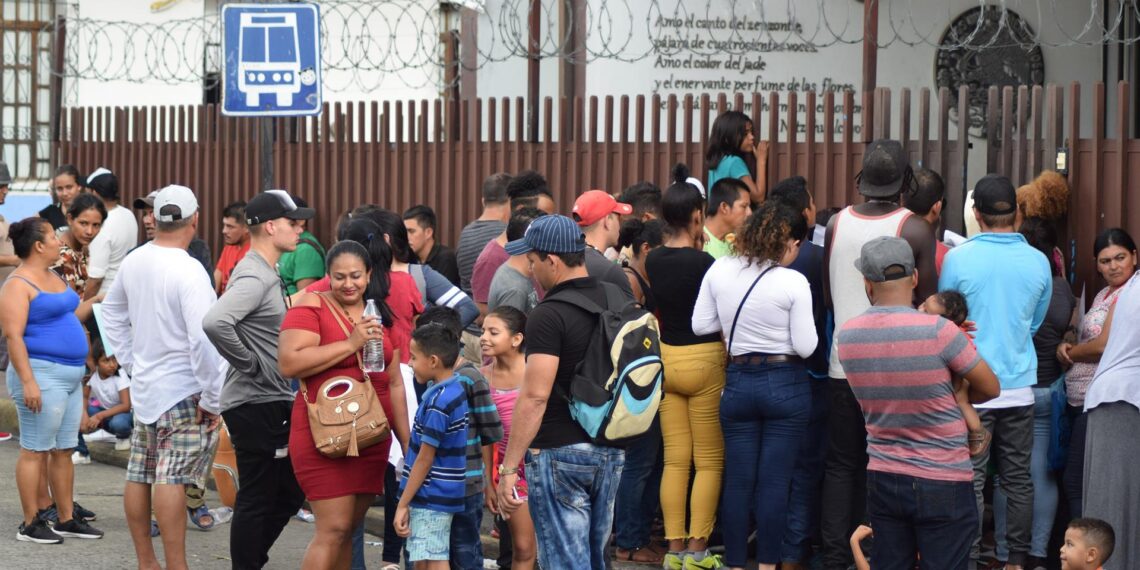 Fotografía de archivo de migrantes cubanos que se concentran a las afueras de la Comisión Mexicana de Ayuda a Refugiados (Comar) para solicitar refugio, en Tapachula, en el sur de Chiapas (México). EFE/José Torres