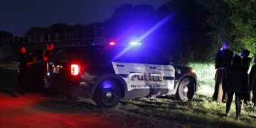 Vista de la Policía investigando el hallazgo de un camión con inmigrantes muertos, en la madrugada del 28 de junio de 2022, en San Antonio, Texas. EFE/Adam Davis