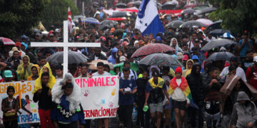 Miles de migrantes caminan en caravana hacia la frontera norte hoy, en la ciudad de Tapachula, en el estado de Chiapas (México). EFE/ Juan Manuel Blanco