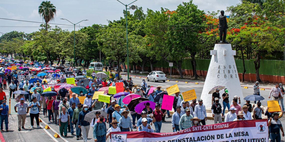 Integrantes de la Coordinadora Nacional de los Trabajadores de la Educación (CNTE), marchan hoy por las principales avenidas en el municipio de Tuxtla Gutiérrez, en Chiapas (México). EFE/Carlos López