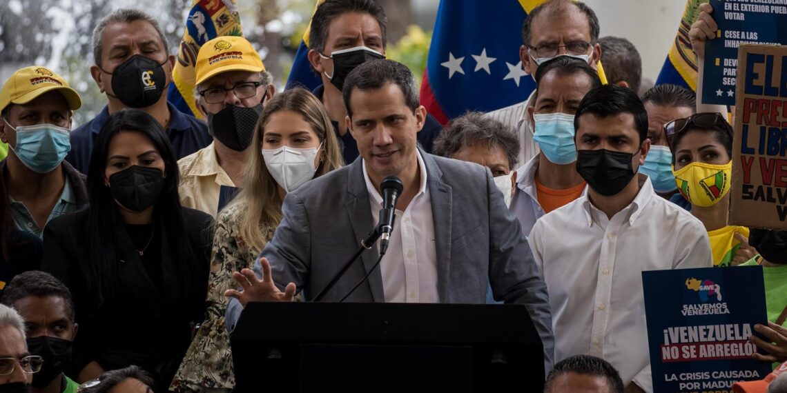 Fotografía del 17 de marzo del 2022 donde se observa a Juan Guaidó durante una rueda de prensa, en Caracas (Venezuela). EFE/ Miguel Gutiérrez