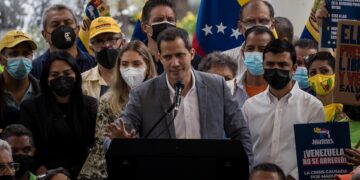 Fotografía del 17 de marzo del 2022 donde se observa a Juan Guaidó durante una rueda de prensa, en Caracas (Venezuela). EFE/ Miguel Gutiérrez