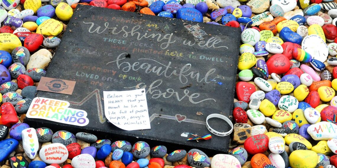 Fotografía de archivo de detalle de las piedras con los mensajes escritos a las 49 personas que perdieron la vida en la matanza perpetrada en la discoteca gay Pulse. EFE/Gerardo Mora