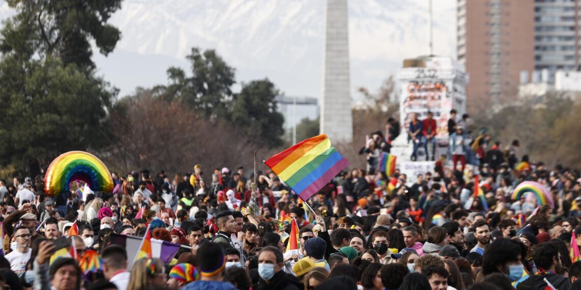 Miles de personas participan en la Marcha del Orgullo LGBTIQ+ hoy, por las calles de Santiago (Chile). EFE/ Alberto Valdés