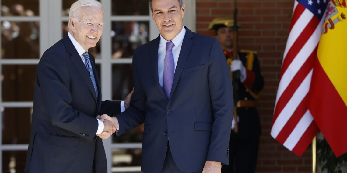 El presidente de Estados Unidos, Joe Biden, saluda al presidente del gobierno de España Pedro Sánchez, este martes a su llegada al Palacio de la Moncloa en Madrid, en la que se celebra la cumbre de la OTAN hasta el jueves 30 de junio. EFE/Ballesteros